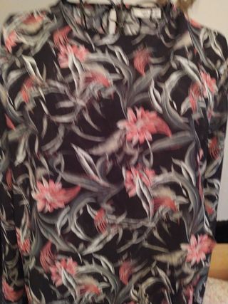 Blusa de poliéster con estampado floral
