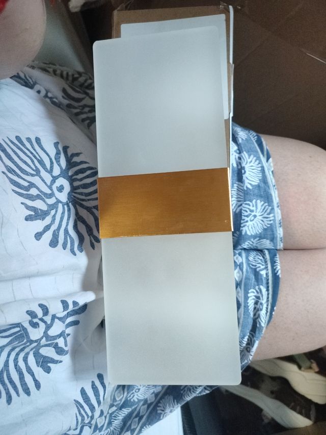 Apl8que dorada y blanca