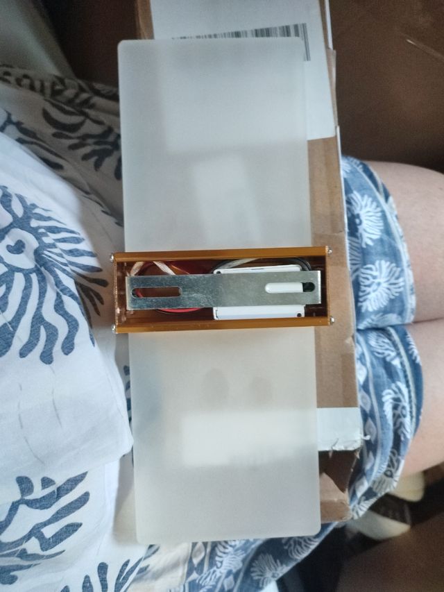 Apl8que dorada y blanca