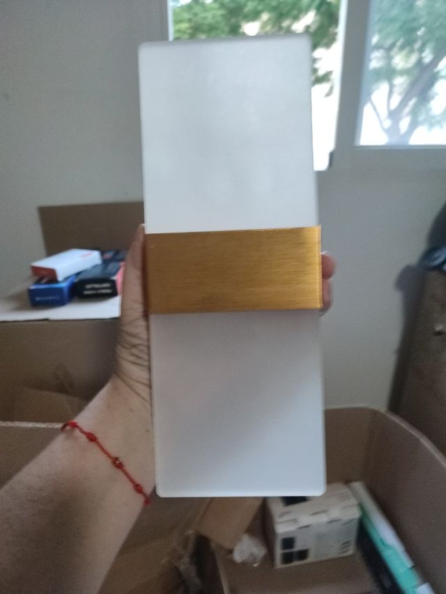 Apl8que dorada y blanca