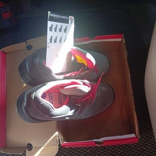 Zapatos de seguridad grises y rosas