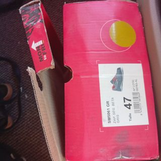 Zapatos de seguridad grises y rosas