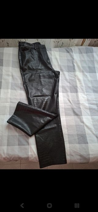 Pantalón polipiel efecto cocodrilo