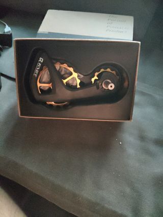 Roldana de cerámica dorada