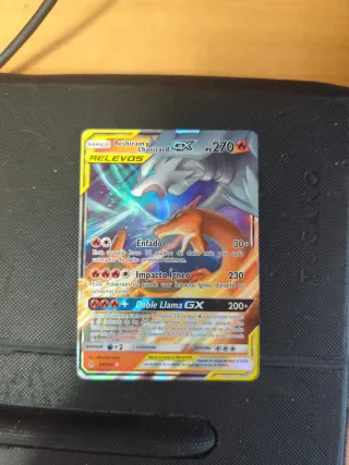 Carta Pokémon Reshiram y Charizard GX Español