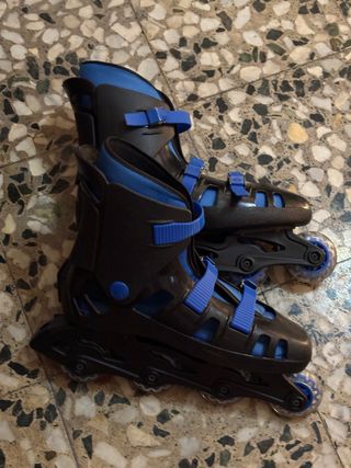 Patines en línea negros y azules