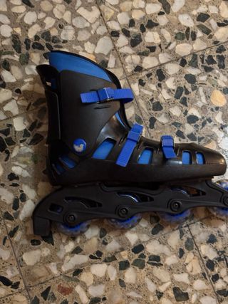 Patines en línea negros y azules