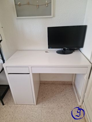 Escritorio blanco con cajón y hueco