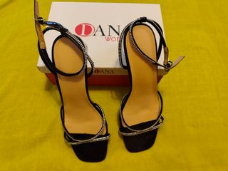 Zapatos de tacón Dana Buchman negros y plateados