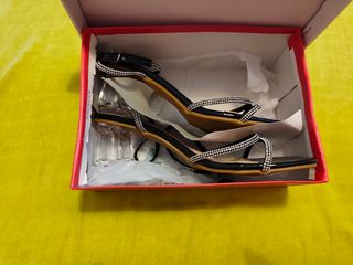 Zapatos de tacón Dana Buchman negros y plateados
