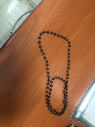 Colgante de cuentas negras y doradas