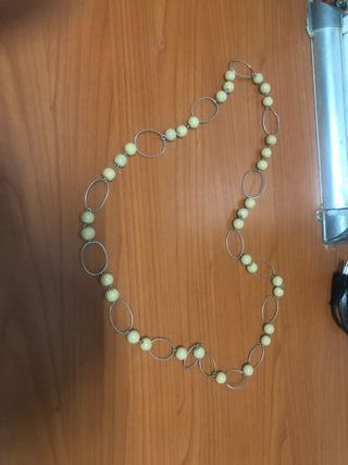 Colgante beige con eslabones plateados