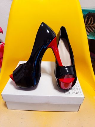 Zapatos de tacón negros y rojos talla 35