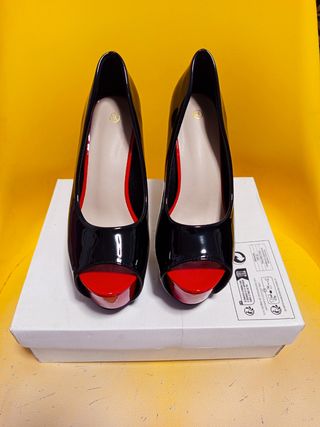 Zapatos de tacón negros y rojos talla 35