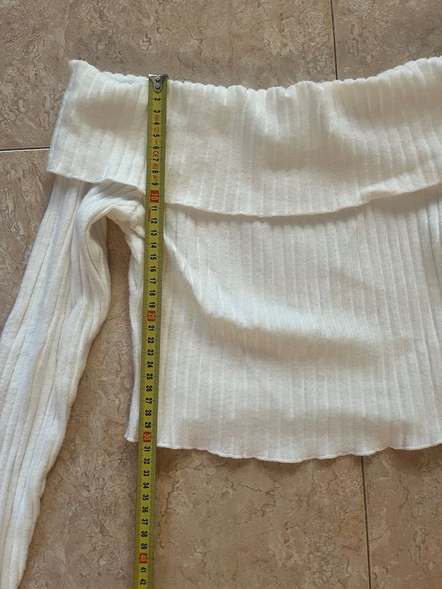 Jersey Bershka off-shoulder blanco