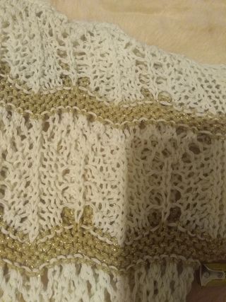 Jersey de ganchillo blanco y dorado