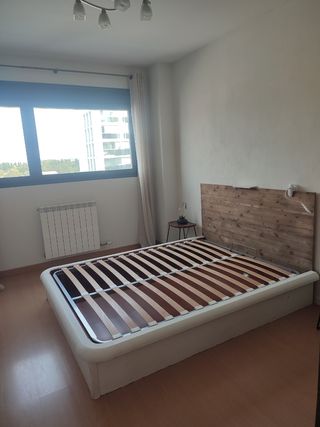 Canapé abatible, mesillas, lámparas y cabecero
