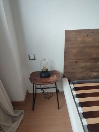Canapé abatible, mesillas, lámparas y cabecero