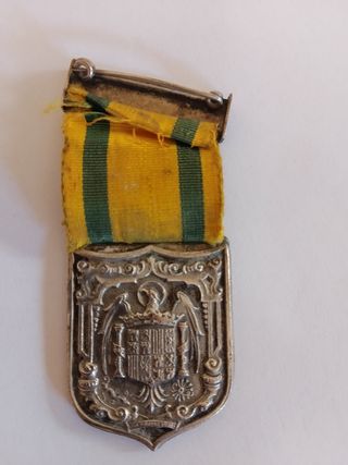 Medalla antigua con escudo y cinta