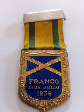Medalla antigua con escudo y cinta