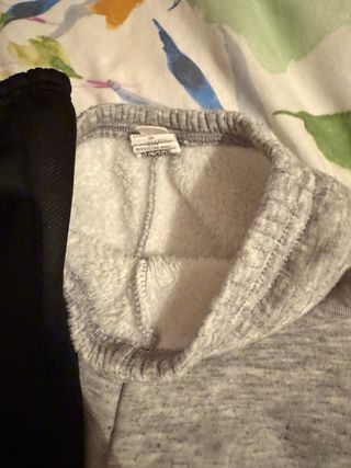 Pantalones forro polar negros y grises