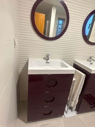 Mueble de baño morado