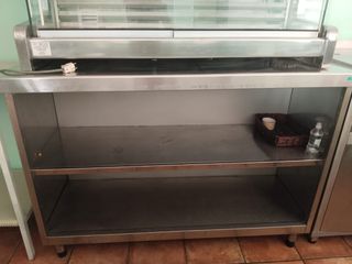 Mostrador de acero inoxidable con estantes