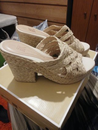 Sandalias Sfera doradas y beige