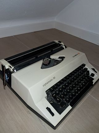 Máquina de escribir Olympia Alphamatic 33