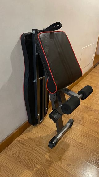 Banco de gimnasio multiposición plegable.