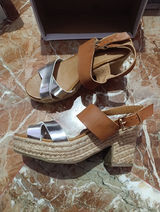 Tacones bajos marrones y plata