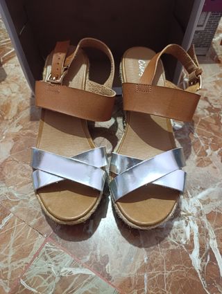Tacones bajos marrones y plata