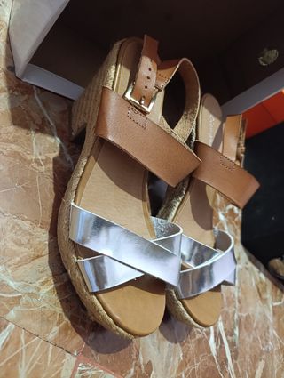 Tacones bajos marrones y plata