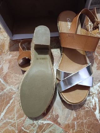 Tacones bajos marrones y plata