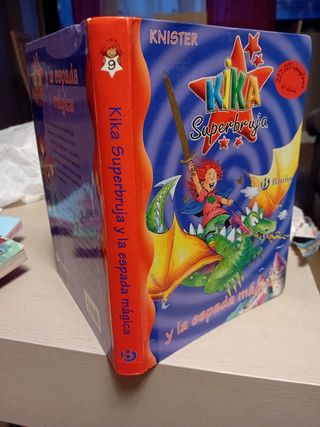 Kika Superbruja y la espada mágica (Spanish Edi...