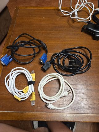 Cavi: VGA, LAN, alimentazione e altro