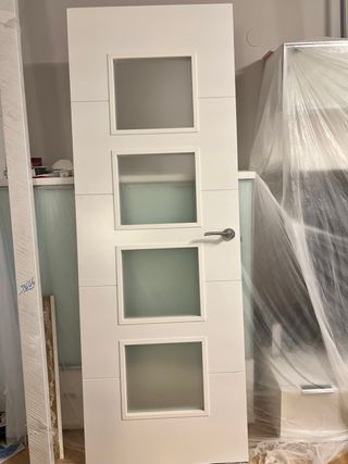 Puerta lacada blanca con 4 cristales