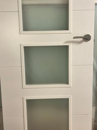 Puerta lacada blanca con 4 cristales