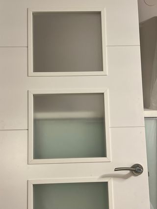 Puerta lacada blanca con 4 cristales