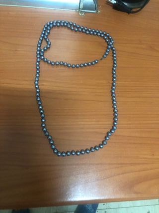 Colgante de perlas grises