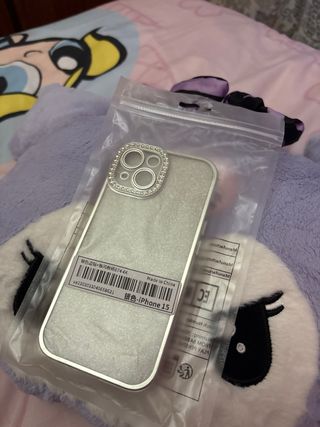 Funda para iPhone 15 plateada con brillantes