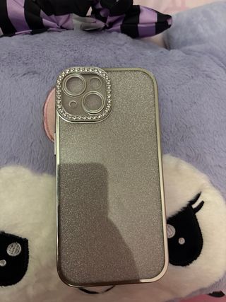 Funda para iPhone 15 plateada con brillantes