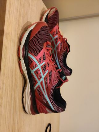 Zapatillas running Asics mujer rosas y rojas