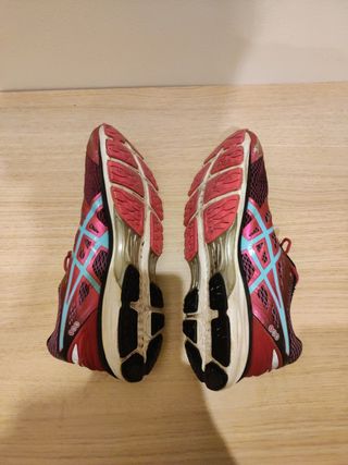Zapatillas running Asics mujer rosas y rojas