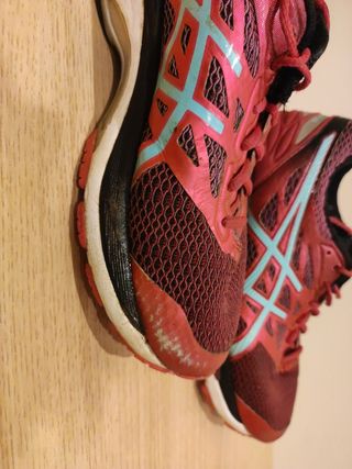 Zapatillas running Asics mujer rosas y rojas