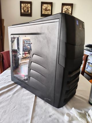 Ordenador de sobremesa negro