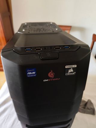 Ordenador de sobremesa negro
