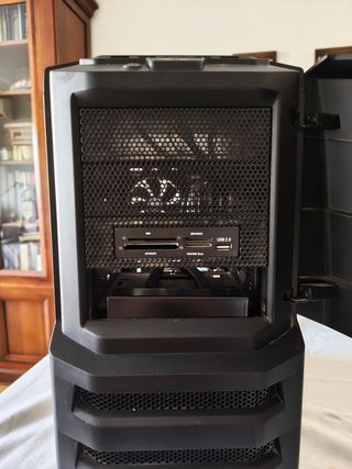 Ordenador de sobremesa negro