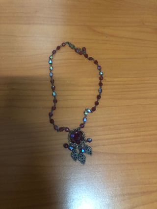 Colgante con cuentas rojas y moradas