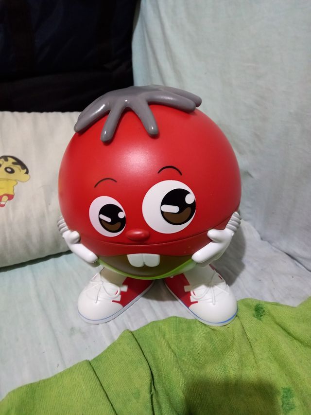 Muñeco divertido con zapatos rojos